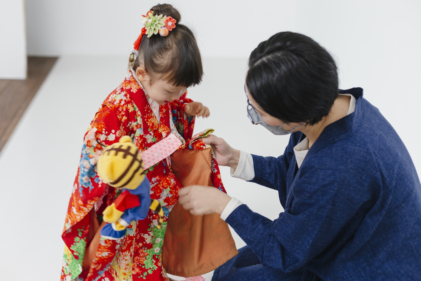 お支度中の女の子