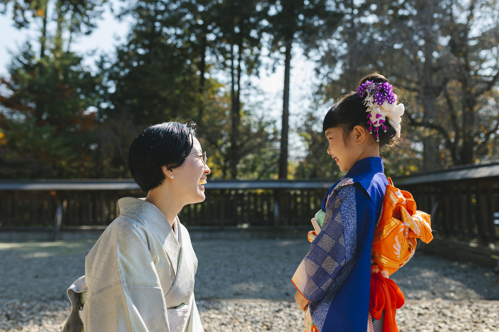七五三を喜ぶ母娘
