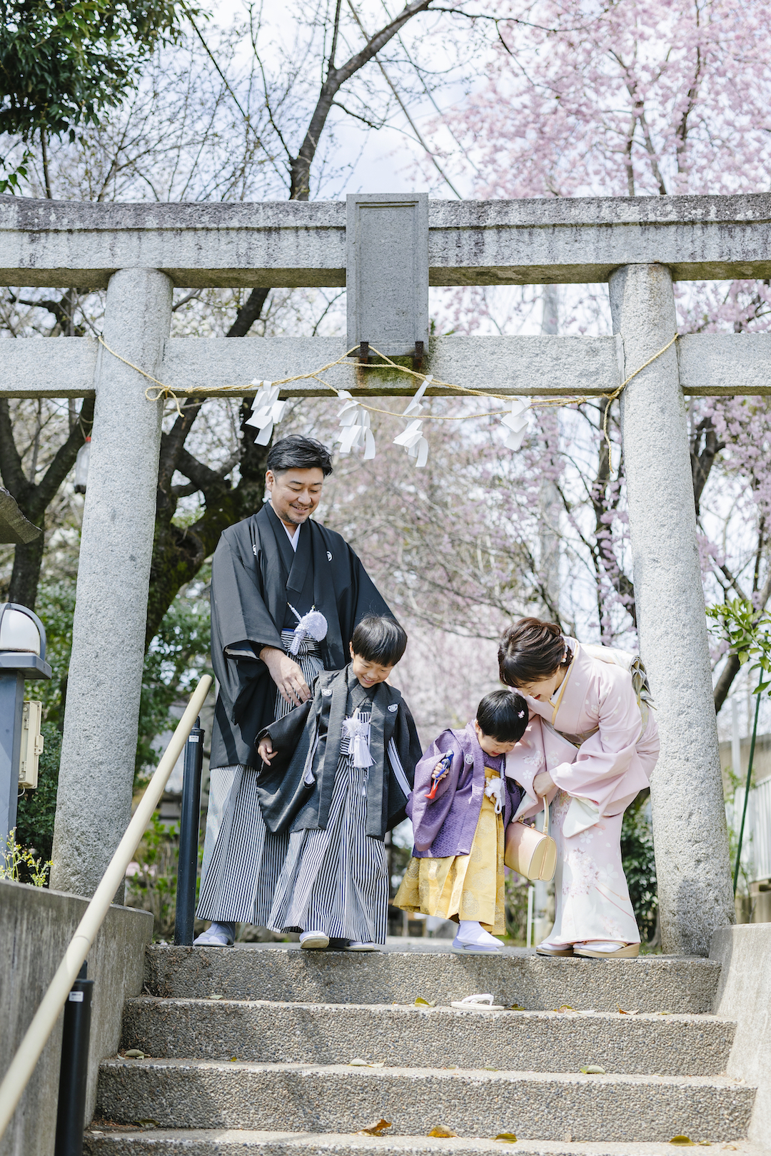 参拝中の家族