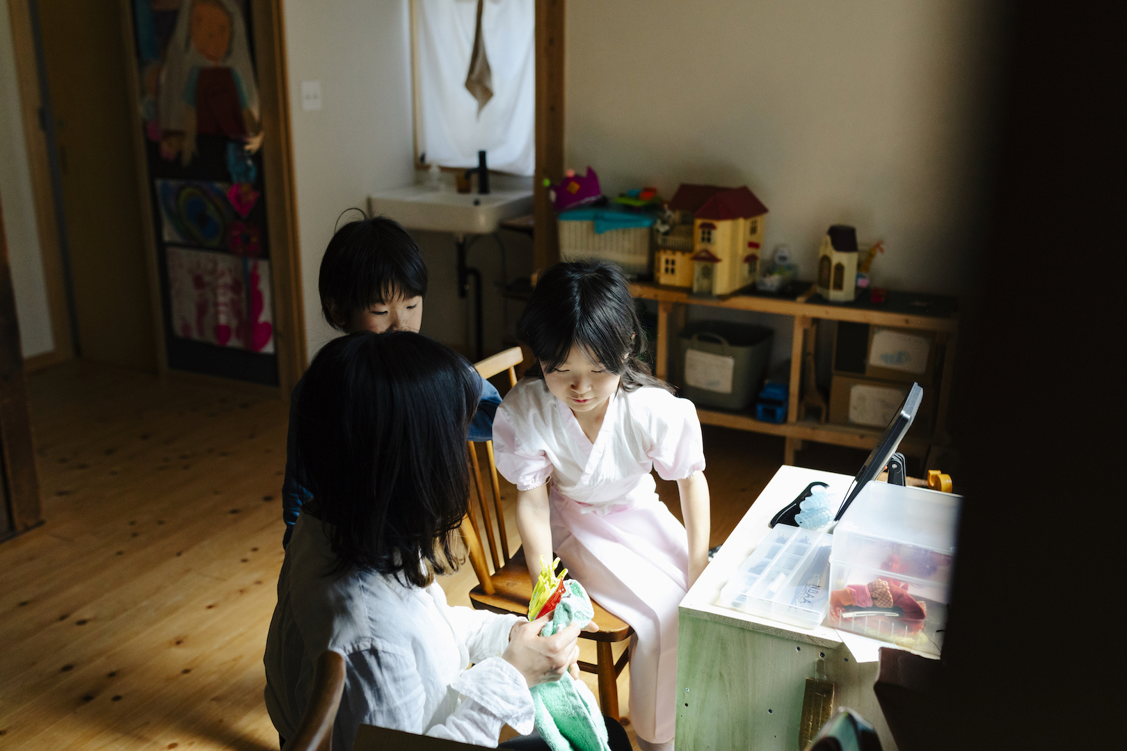 お支度中の女の子