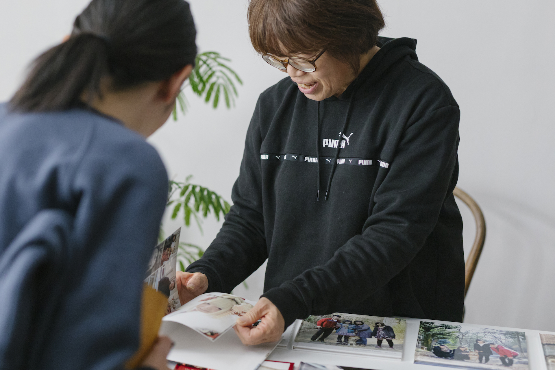 アルバムを見る人