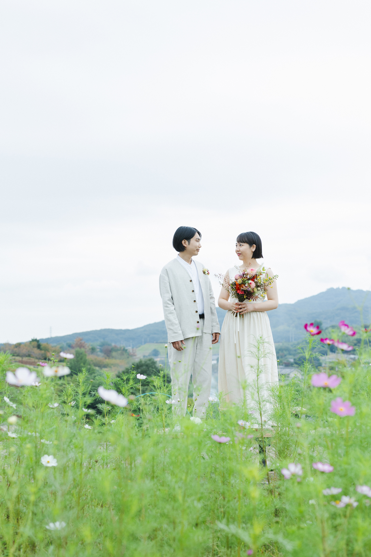 丘にたつ新郎新婦